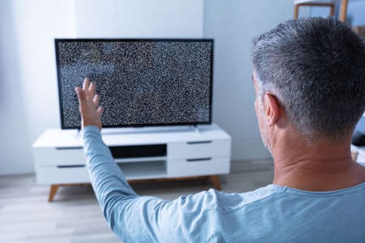 uomo si lamenta della tv che non funziona
